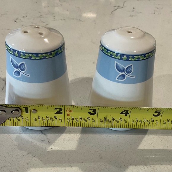 Salt & Pepper shakers CountryGate by Enesco. Great condition no stoppers - Picture 3 of 5
